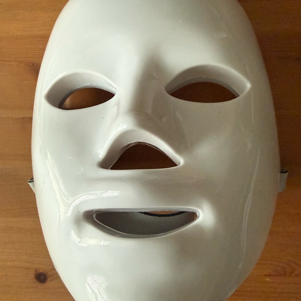 7-color facial mask rechargeable light care mask for face.